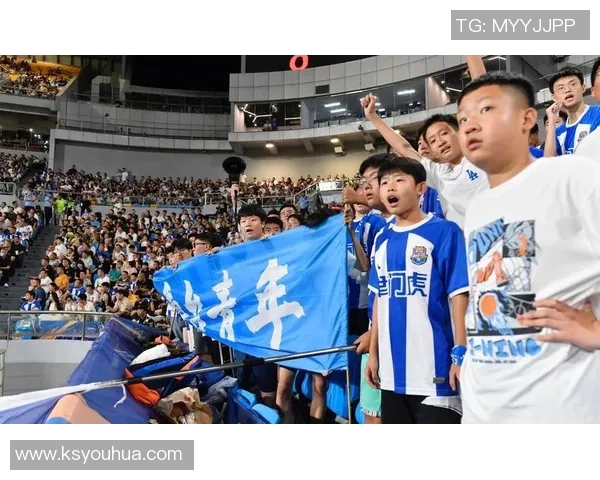 足球明星进球后浪漫求婚感动全场球迷见证爱的瞬间